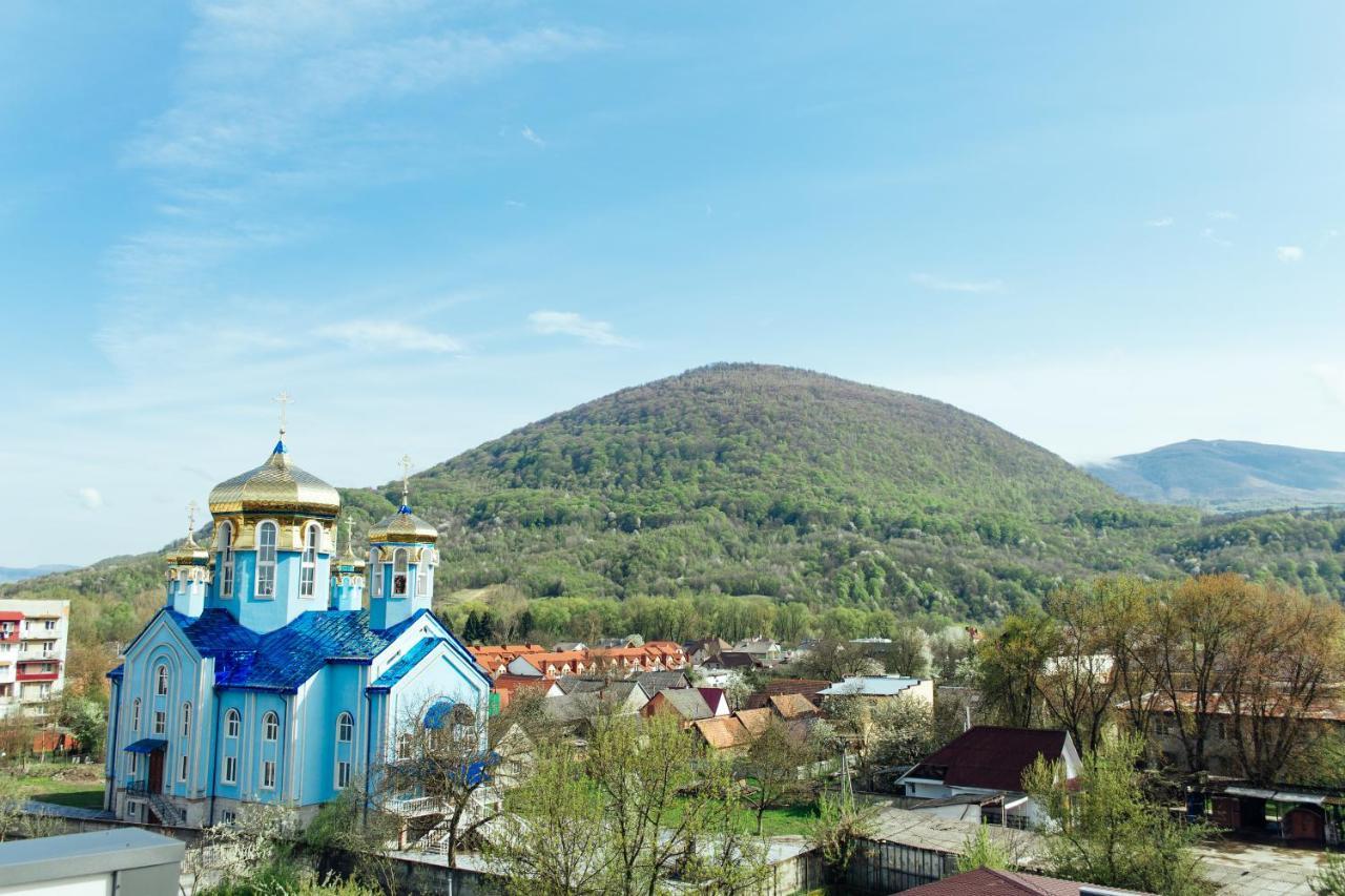 Готель Тячів Dış mekan fotoğraf